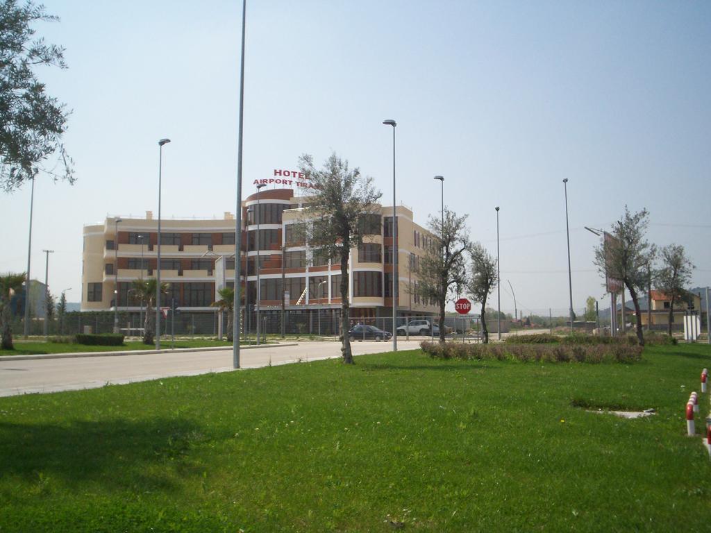 Rinas Hotel Airport Tirana מראה חיצוני תמונה